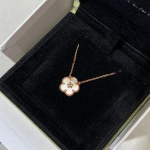 White Mother-of-Pearl Plum Blossom Necklace