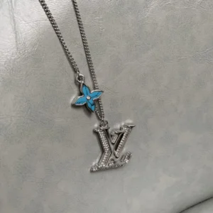 Turquoise Pendant Chain Graphic Motif