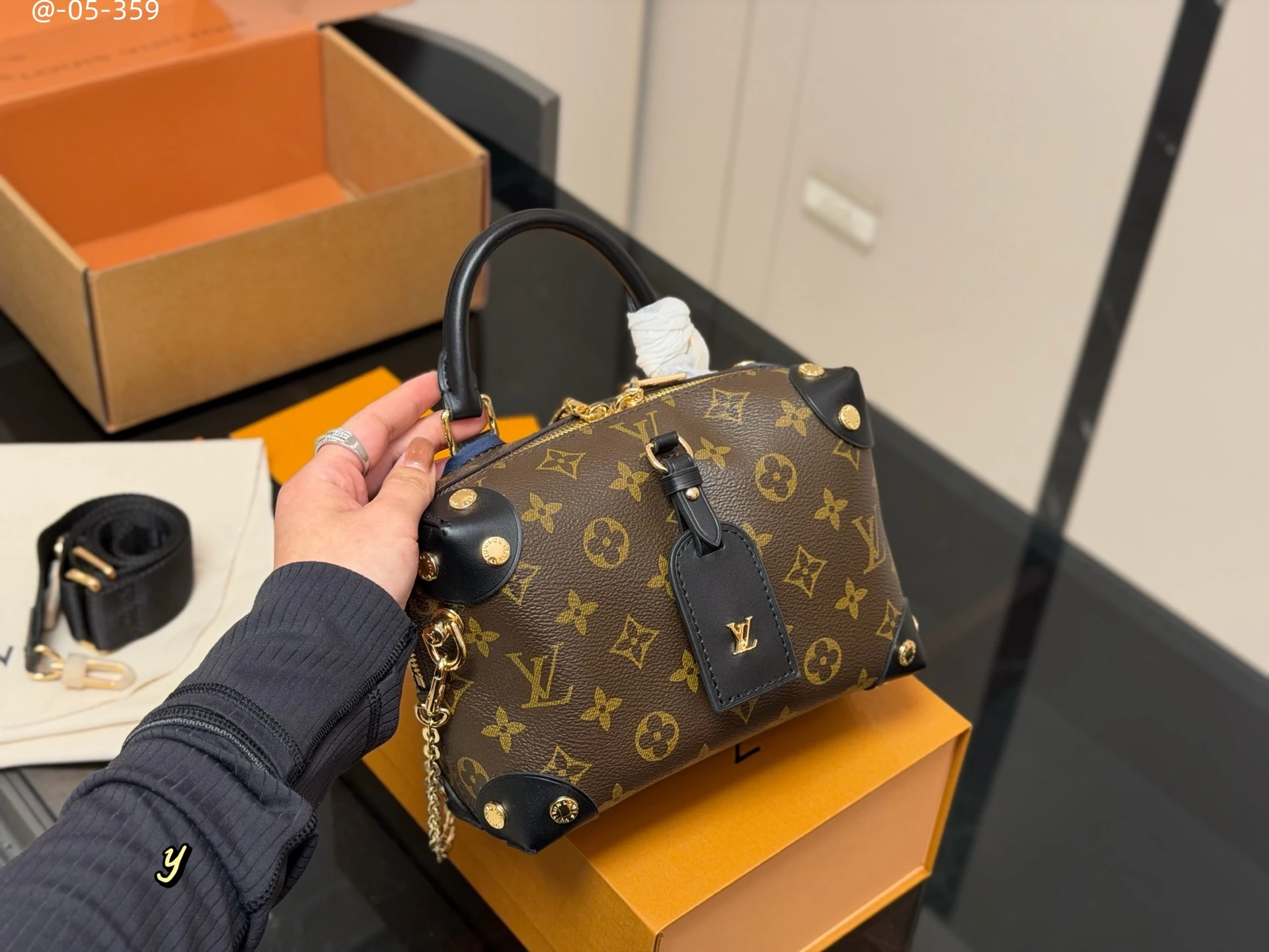 Geprägtes Monogramm Weichkoffer mit Tragegriff Schulter & Umhänge Tasche, Narbenleder, 20 × 14 cm, 0,65 kg