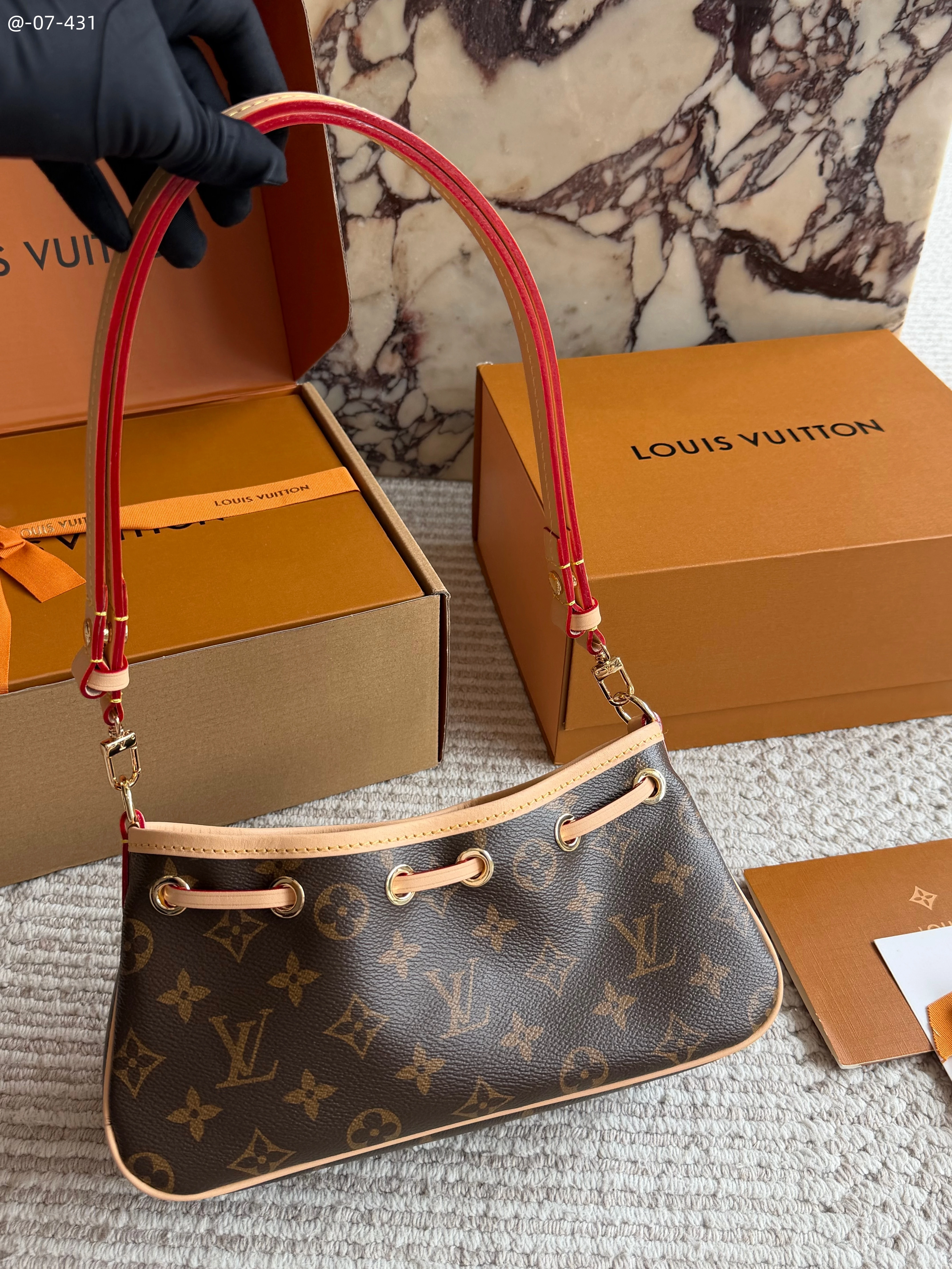 Monogram Mini Zugband Schultertasche, Narbenleder, 26 × 13 cm, 0,66 kg
