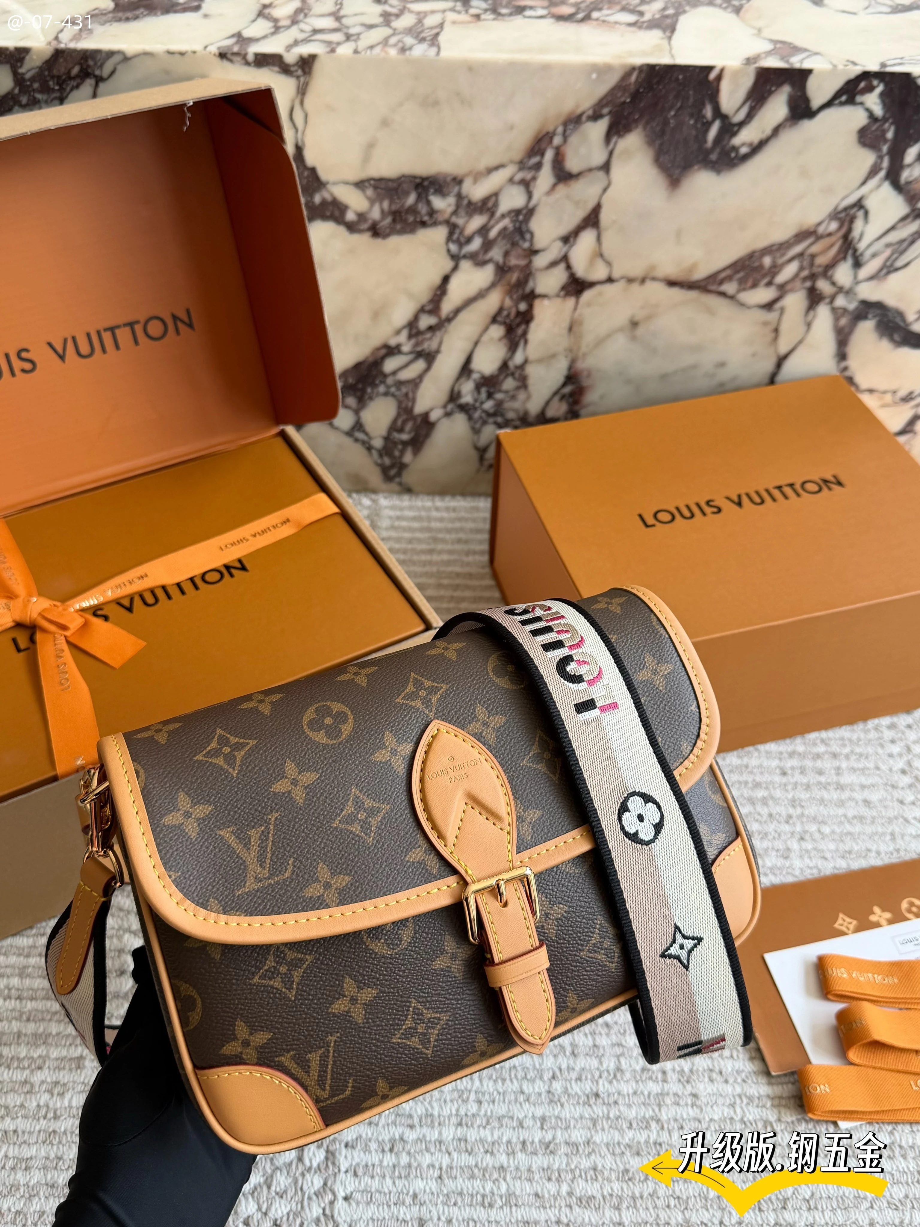 Monogramm mit Tragegriff Schulter & Umhänge Baguette-Tasche, Narbenleder, 26 cm, 0,73 kg