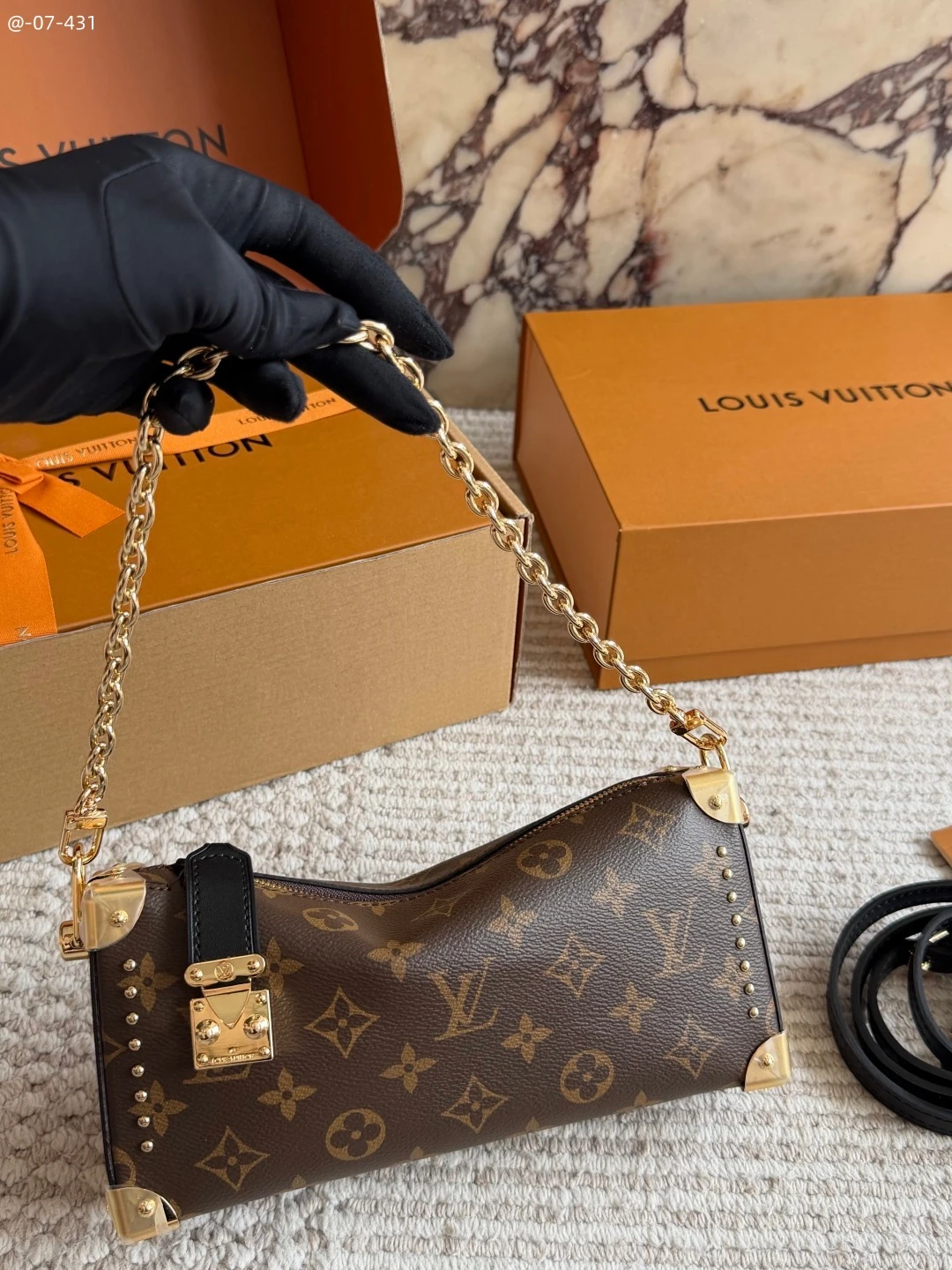 Monogram Mini Box mit Tragegriff Schulter & Umhänge Tasche, Narbenleder, 23 × 12 cm, 0,67 kg