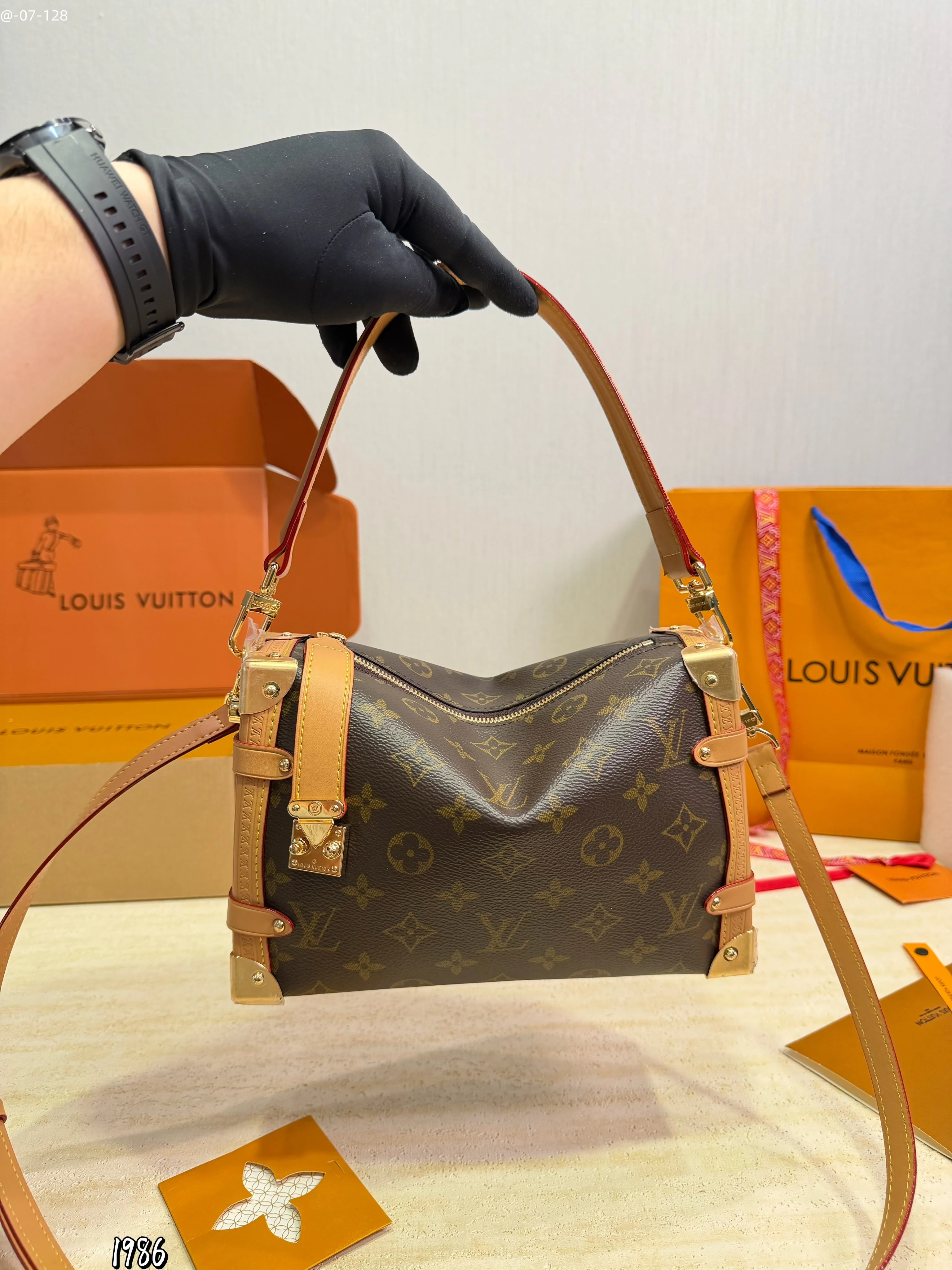 Monogram Weichkoffer Schulter- und Umhänge Tasche, Narbenleder, Groß: 30 × 20 cm / Mittel 23 × 16 cm / Klein: 18 cm, 0,95 kg
