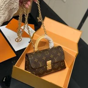 Geprägtes Monogramm Mini Madeleine Kette mit Tragegriff Schulter & Umhänge Tasche, Narbenleder, 21 × 11 cm, 0,62 kg
