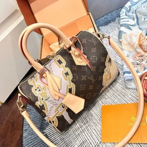 Gedrucktes Monogramm Schulter & Umhänge Reisetasche, Narbenleder, Groß: 30 cm / Klein: 25 cm, 0,95 kg
