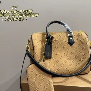 Geprägte Monogramm-Handtasche, Oberleder, 30 × 21 cm, 0,95 kg