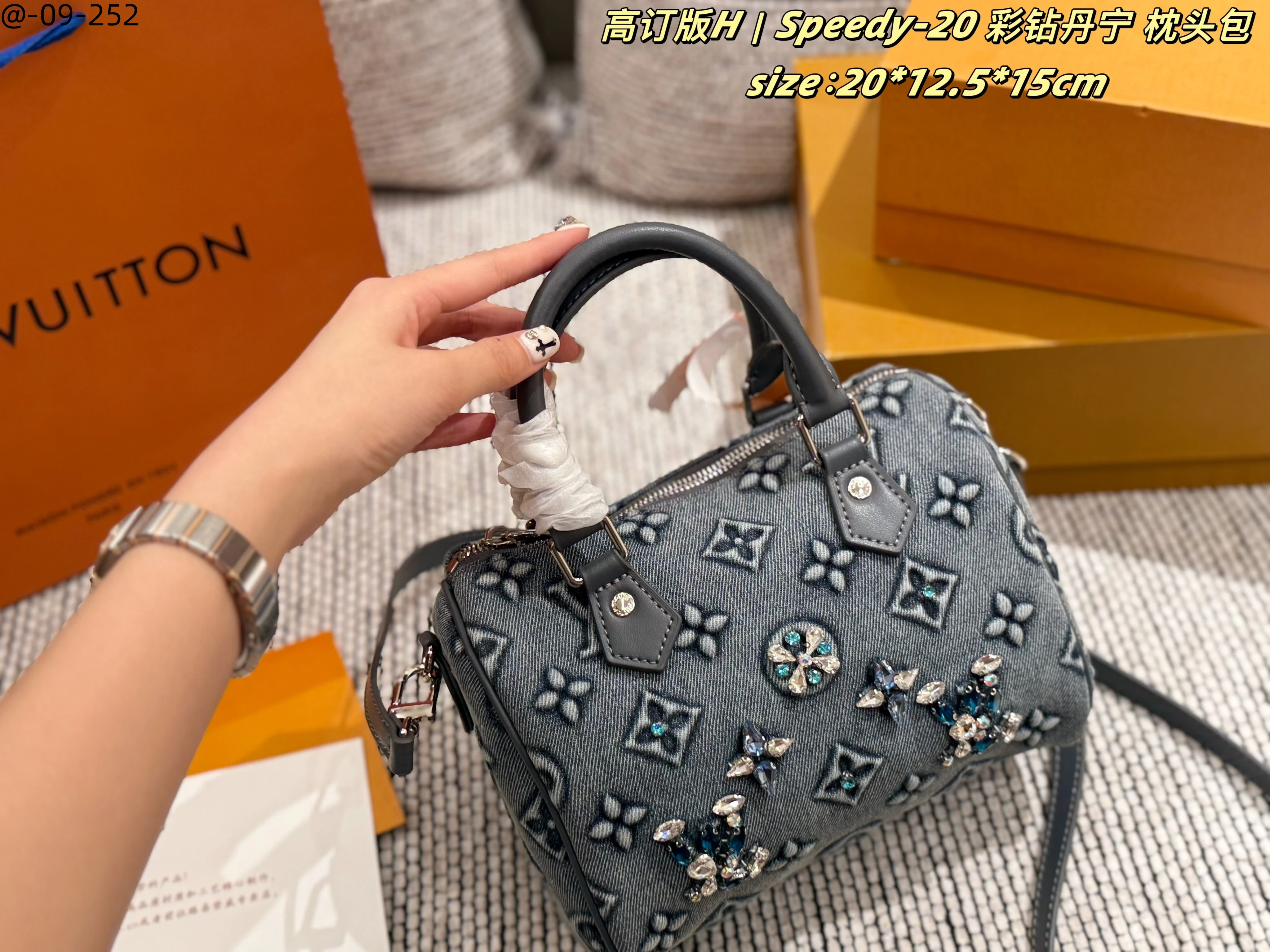 Geprägtes Monogramm Strass Denim Kissentasche, Denim, 20 × 12,5 × 15 cm, 0,55 kg