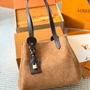 Geprägtes Monogramm Wildleder Tragetasche, Wildleder, 30 × 25 cm, 0,93 kg