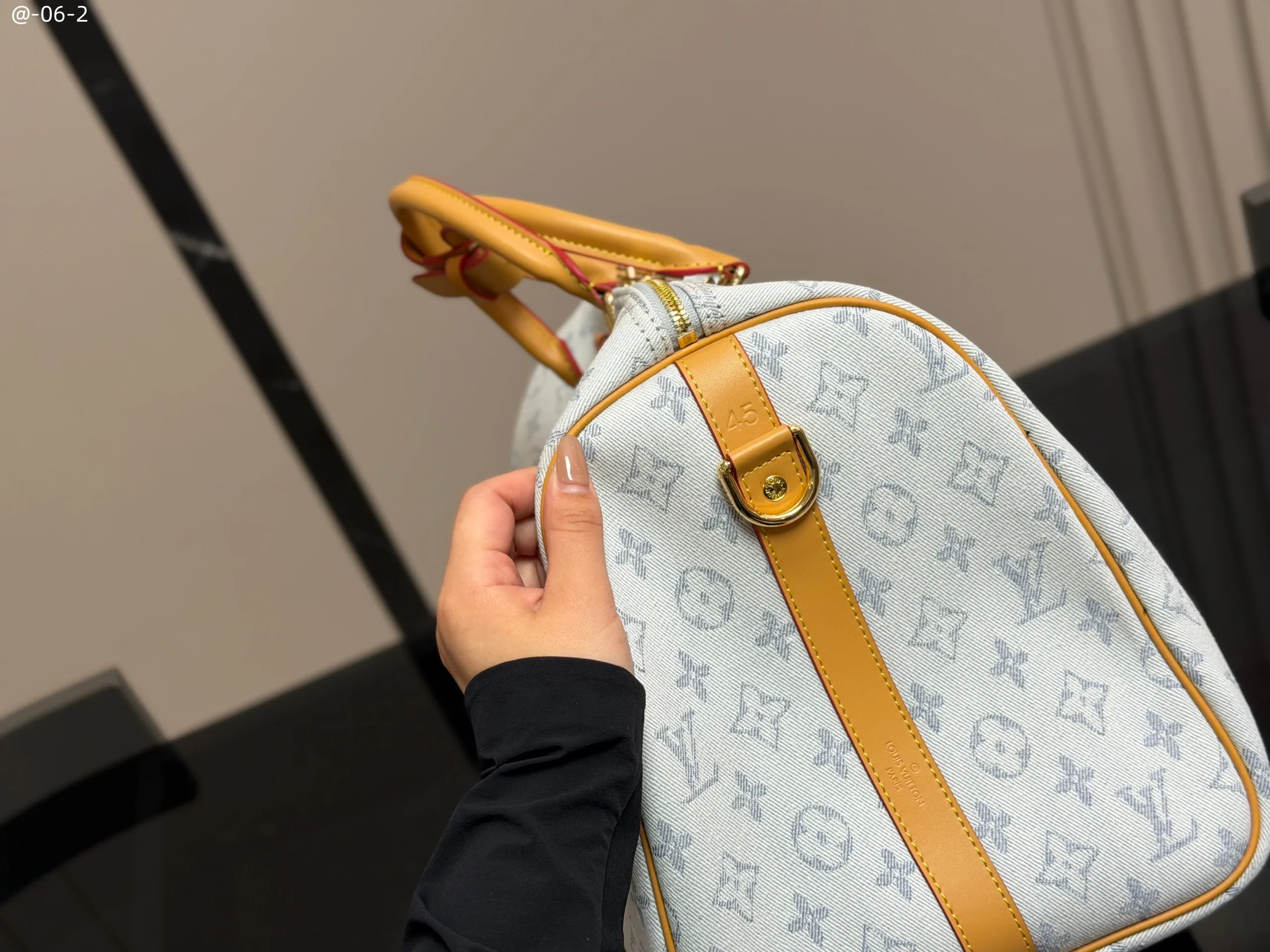 Monogramm Denim mit Tragegriff Schulter & Umhänge Reisetasche, Denim & Leder, 45 cm, 1,15 kg - Image 4