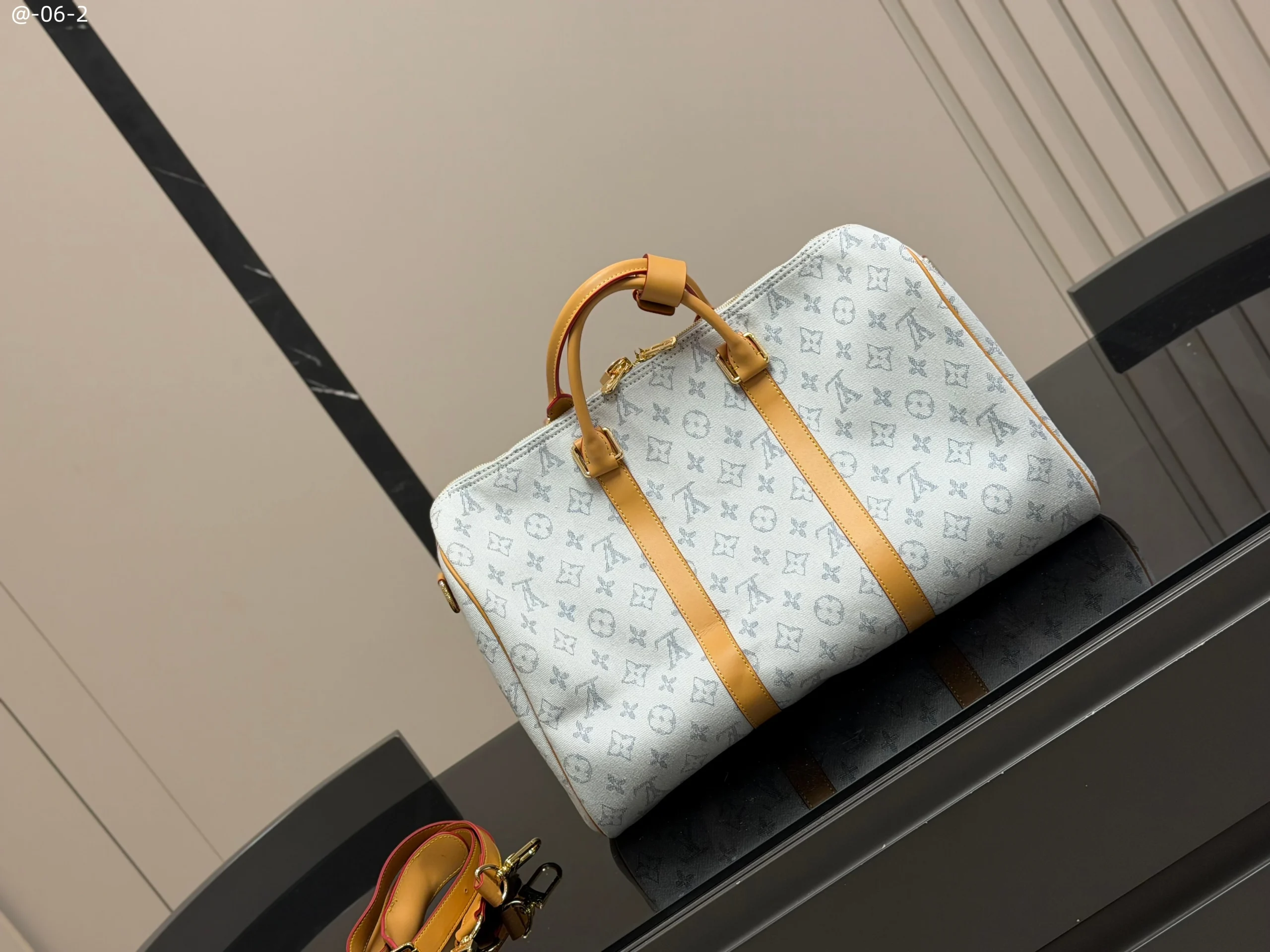 Monogramm Denim mit Tragegriff Schulter & Umhänge Reisetasche, Denim & Leder, 45 cm, 1,15 kg - Image 9