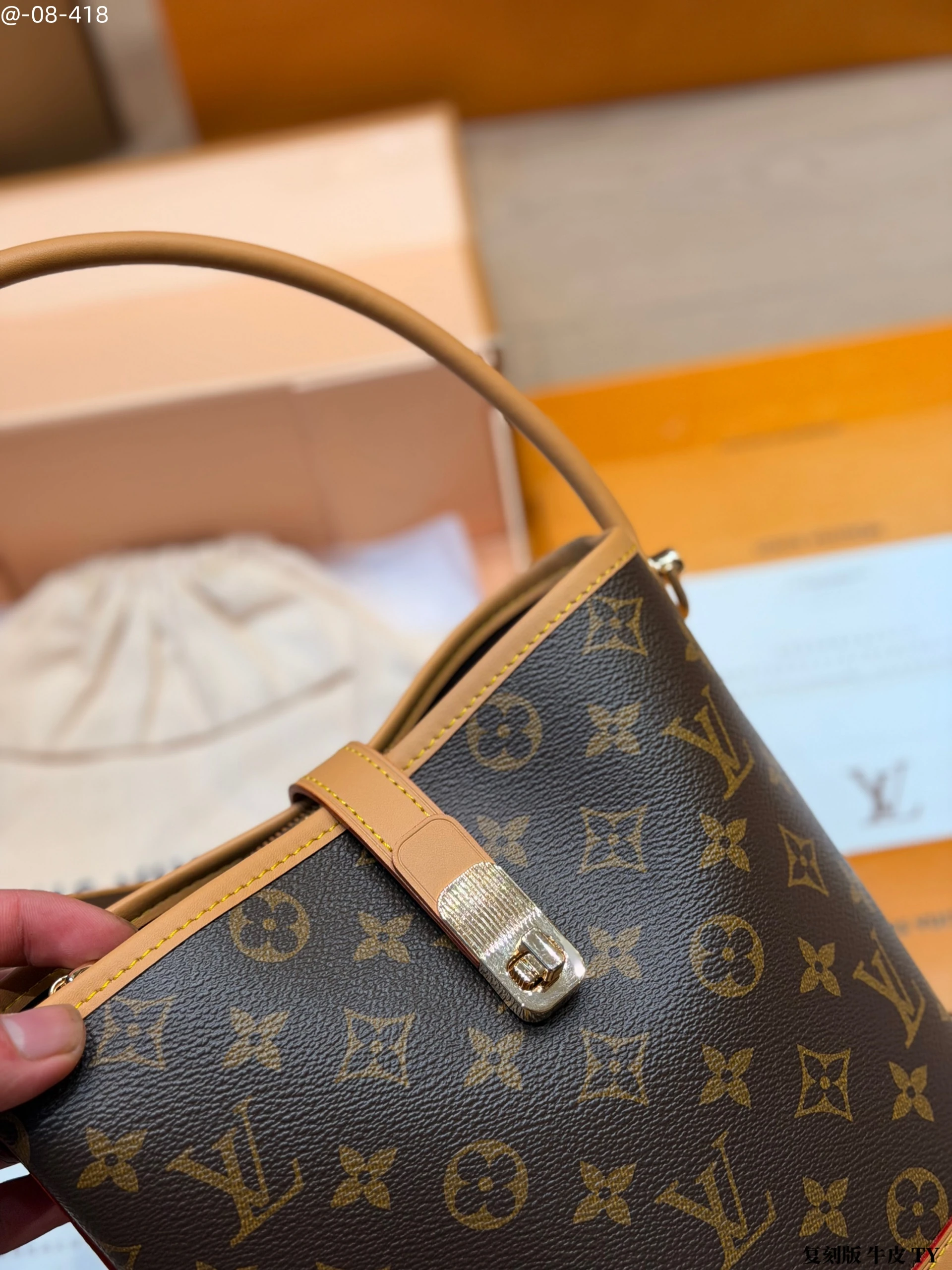Monogramm mit Tragegriff Schulter & Umhänge Beuteltasche, Narbenleder, Groß: 18 cm / Klein: 16 cm, 0,68 kg - Image 4
